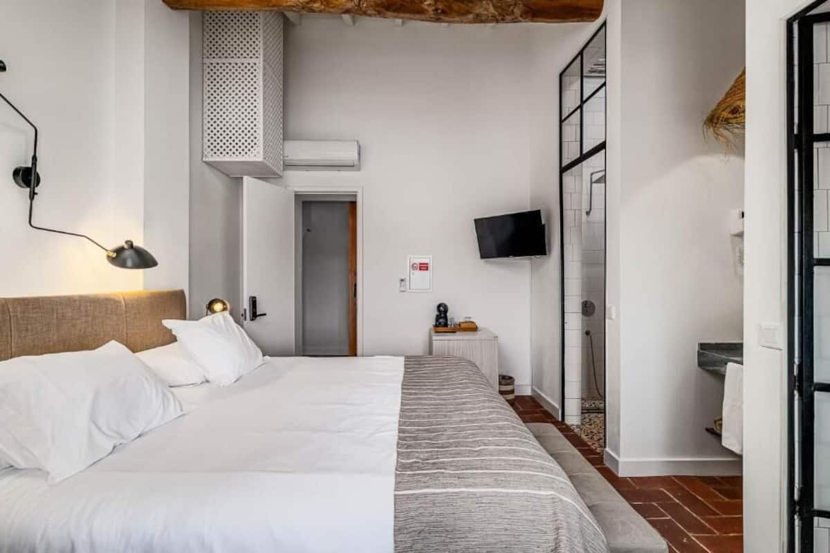 Deluxe Double Room, 1 King Bed | In-room safe, blackout drapes, free WiFi