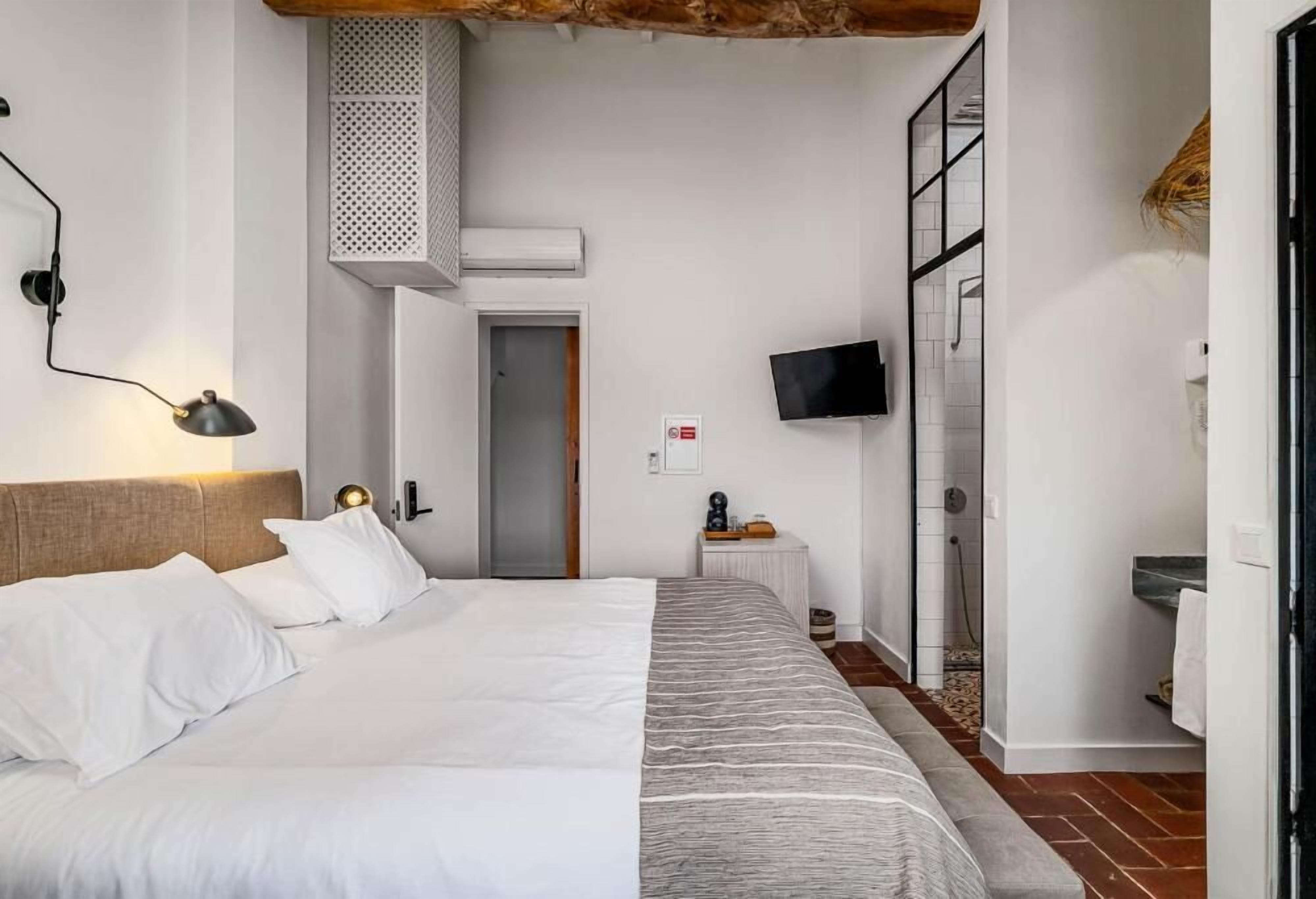 Deluxe Double Room, 1 King Bed | In-room safe, blackout curtains, free WiFi