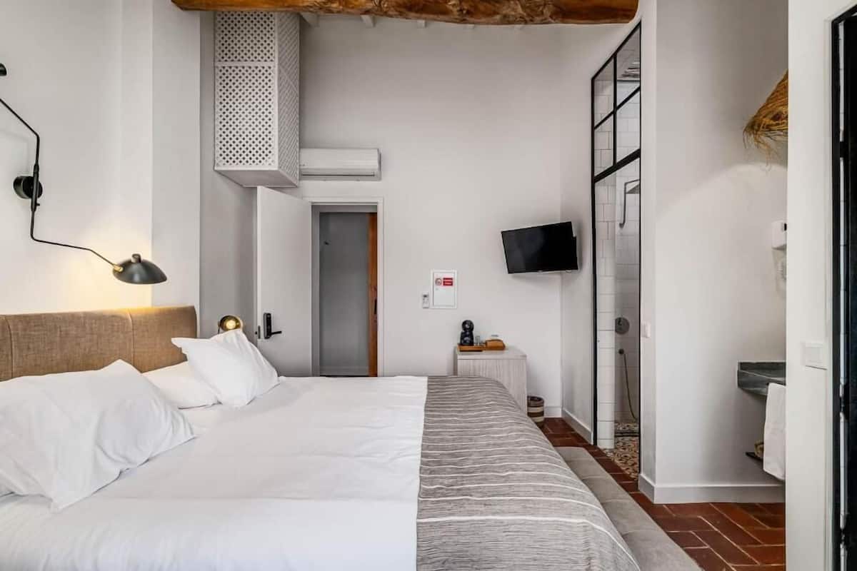 Habitación Deluxe doble, 1 cama de matrimonio grande | Caja fuerte, cortinas opacas, wifi gratis
