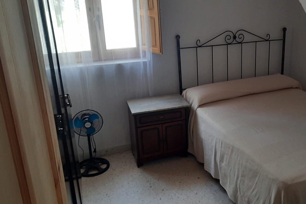 Chambre familiale avec lits jumeaux, vue sur la montagne | Espace de travail pour ordinateurs portables, fer et planche à repasser