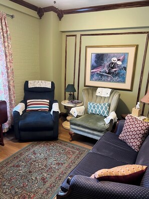 TV - 2-bedroom apartment in perfect Savannah with cool AC (Savannah)