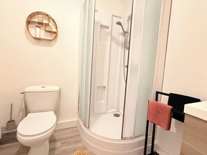 Dusche, Haartrockner, Handtücher, Toilettenpapier