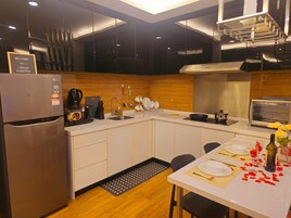 奢华公寓式客房, 1 张大床, 阳台, 城市景观 | 私人厨房 | 冰箱、微波炉、炉灶、厨具/餐具