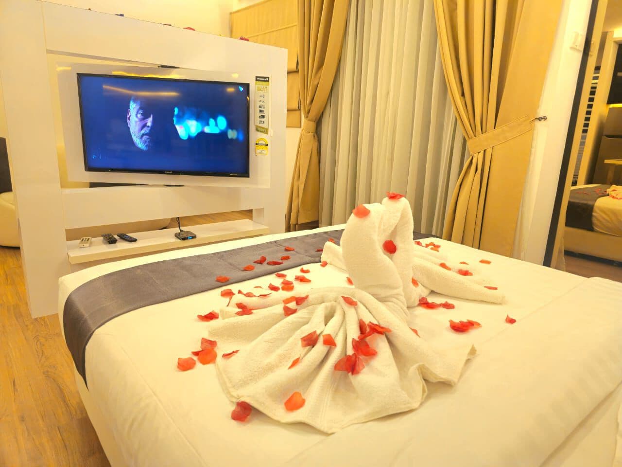 Kondo Mewah, 1 Tempat Tidur Queen, balkon, pemandangan kota | Meja kerja, setrika/meja setrika, dan Wi-Fi gratis