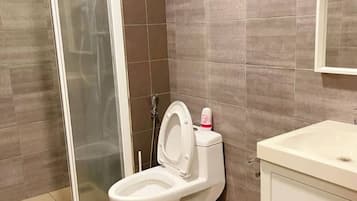 Condo de lujo, 1 cama Queen size, balcón, vista a la ciudad | Baño | Regadera, amenidades de baño gratuitas, secadora de cabello, toallas