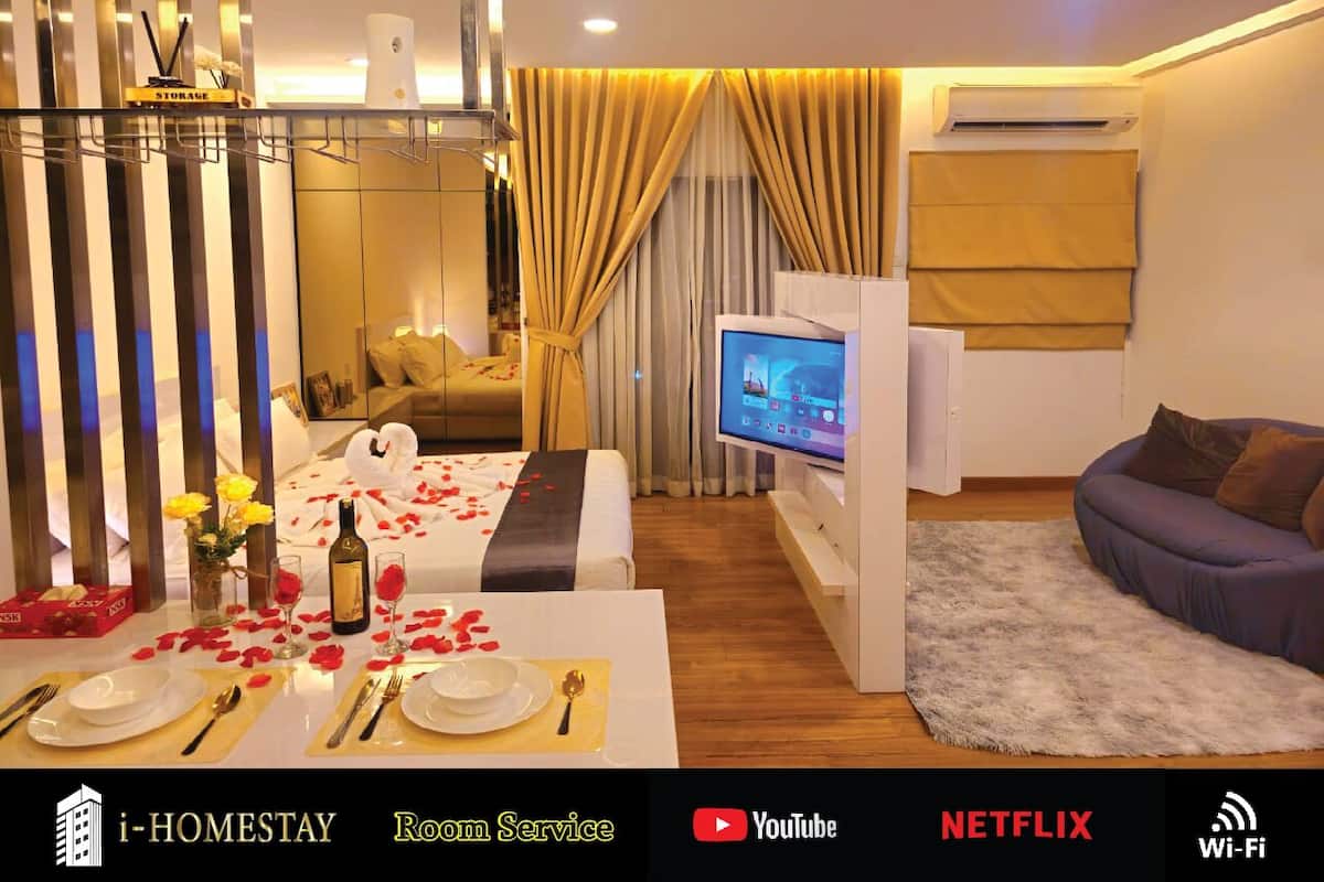 Luxury Condo, 1 Queen Bed, Balcony, City View A5 | Desk, iron/ironing board, WiFi (free)