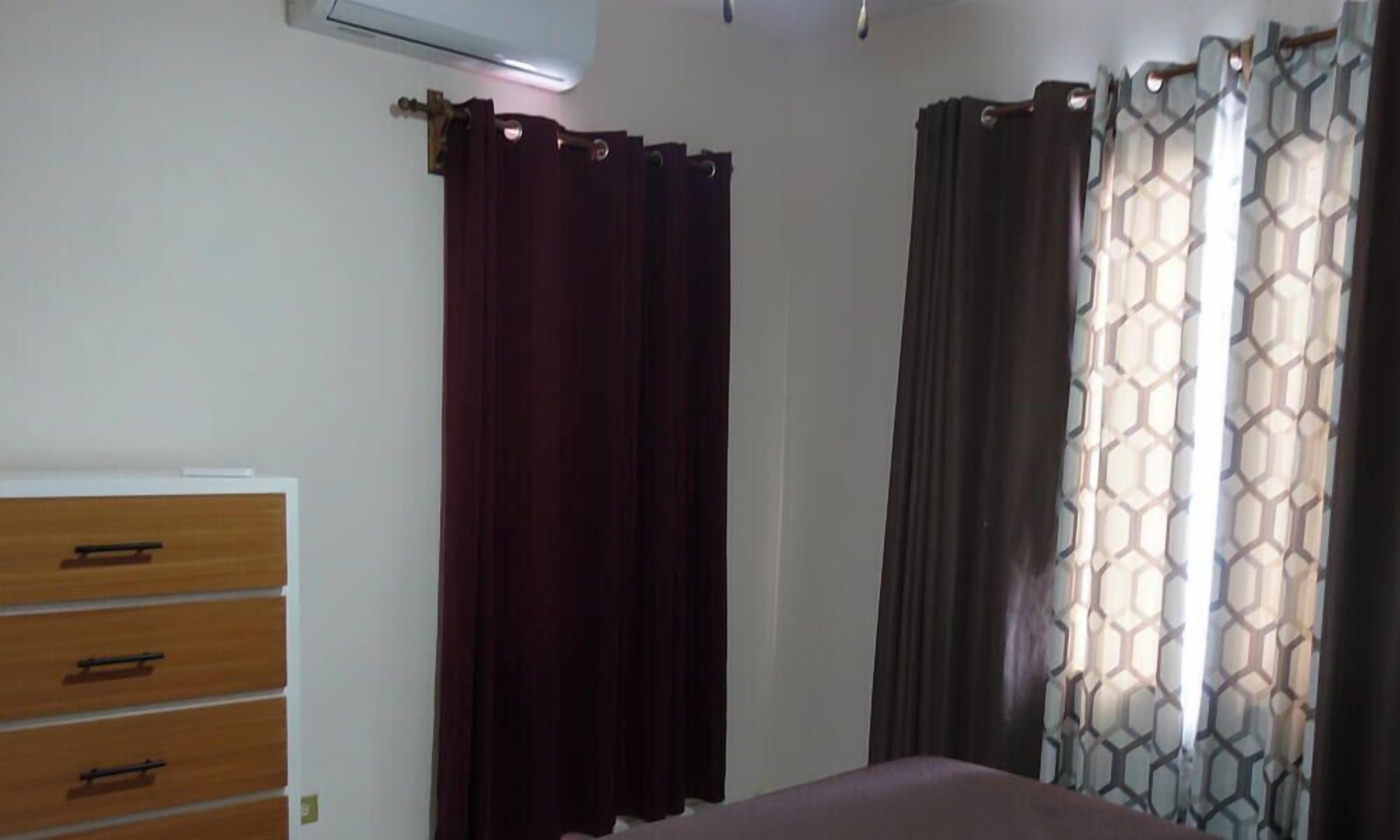 4 bedrooms, iron/ironing board, internet, bed sheets