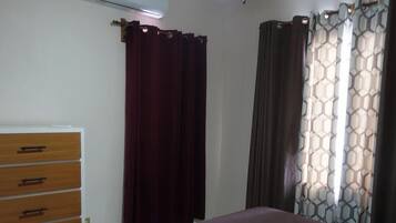 4 bedrooms, iron/ironing board, internet, bed sheets