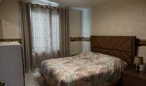 4 bedrooms, iron/ironing board, internet, bed sheets