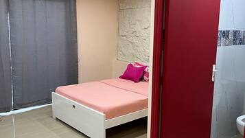 Schreibtisch, Reisekinderbett, kostenloses WLAN, Bettwäsche