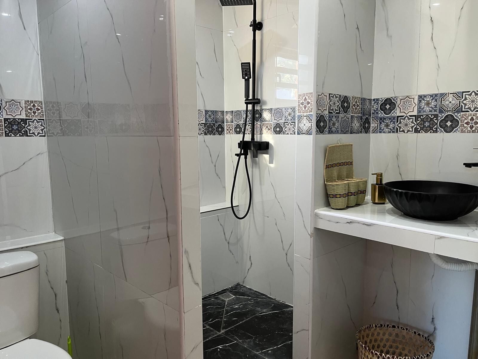Dusche, Handtücher, Seife, Toilettenpapier