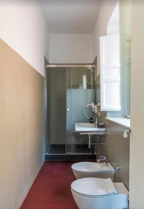 Tripla Superior, balcone, vista città | Bagno | Doccia, set di cortesia gratuito, asciugacapelli, asciugamani