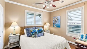 3 bedrooms, desk, iron/ironing board, travel cot - Steps to Bermuda Beach, Gulf Views, 2 King Suites (Galveston)
