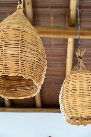 Xalet, balcó, vistes a la piscina | Detall de l'interior