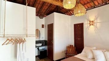 Chalet, balcón, vistas a la piscina | Caja fuerte, escritorio, espacio para trabajar con un portátil