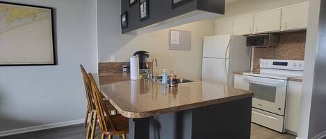 Cafetière/bouilloire, réfrigérateur, micro-ondes, plaque de cuisson