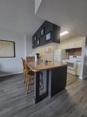 Coffee/tea maker, fridge, microwave, stovetop