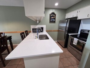 Wasserkocher mit Kaffee-/Teezubehör, Kühlschrank, Mikrowelle, Ofen
