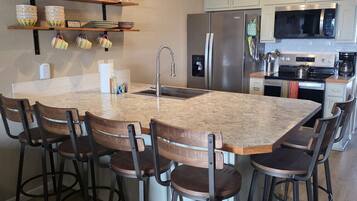 Coffee/tea maker, fridge, microwave, stovetop