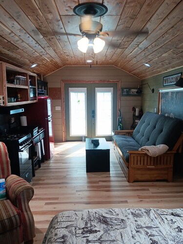 A family and pet friendly cowboy-cabin with a western experience.