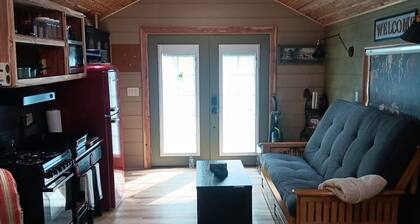 A family and pet friendly cowboy-cabin with a western experience.