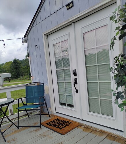 A family and pet friendly cowboy-cabin with a western experience.