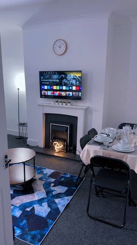 Spacious 3BR Sleeps 8 1G Wifi Free Parking