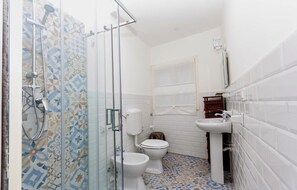 Shower, hair dryer, bidet, towels - Vrbo Property (Siracusa)