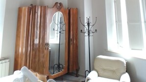 A room with a wooden ceiling, a large mirror, a coat rack, and a window. - Cozy Tuscan apartment near Siena, ideal for groups and families (Rosia)