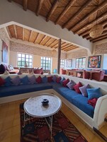 2 bares, bar junto a la piscina