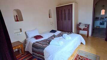 Comfort Double or Twin Room, Garden View | Peralatan tempat tidur premium, tilam berlapik, peti besi dalam bilik