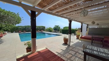 Outdoor pool, pool umbrellas, sun loungers
