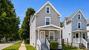 A two-story residential house with a front porch, a small front yard, and a sidewalk. - Willow & Mist - Gorgeous 3-bedroom house minutes from Niagara Falls attractions (Niagara Falls)