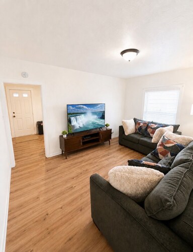 Willow & Mist - Gorgeous 3-bedroom house minutes from Niagara Falls attractions