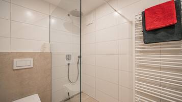 Apartment, 2 Bedrooms | Bathroom | Hair dryer, toilet paper