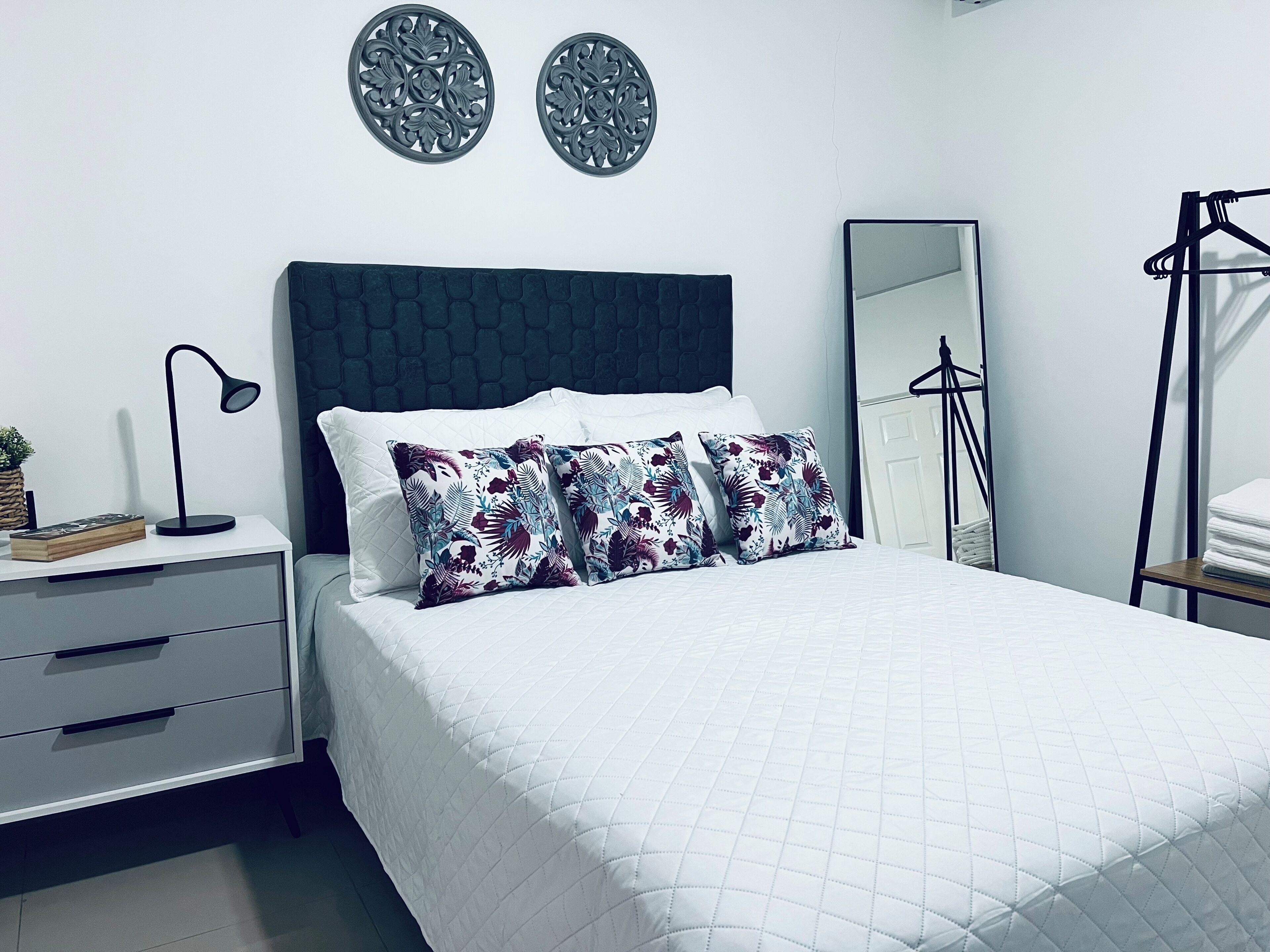 2 bedrooms, iron/ironing board, internet, bed sheets