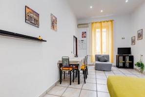 Apartment, Blick auf den Innenhof | Wohnbereich
