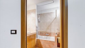 Ein Badezimmer mit Dusche, Badewanne und Toilette.