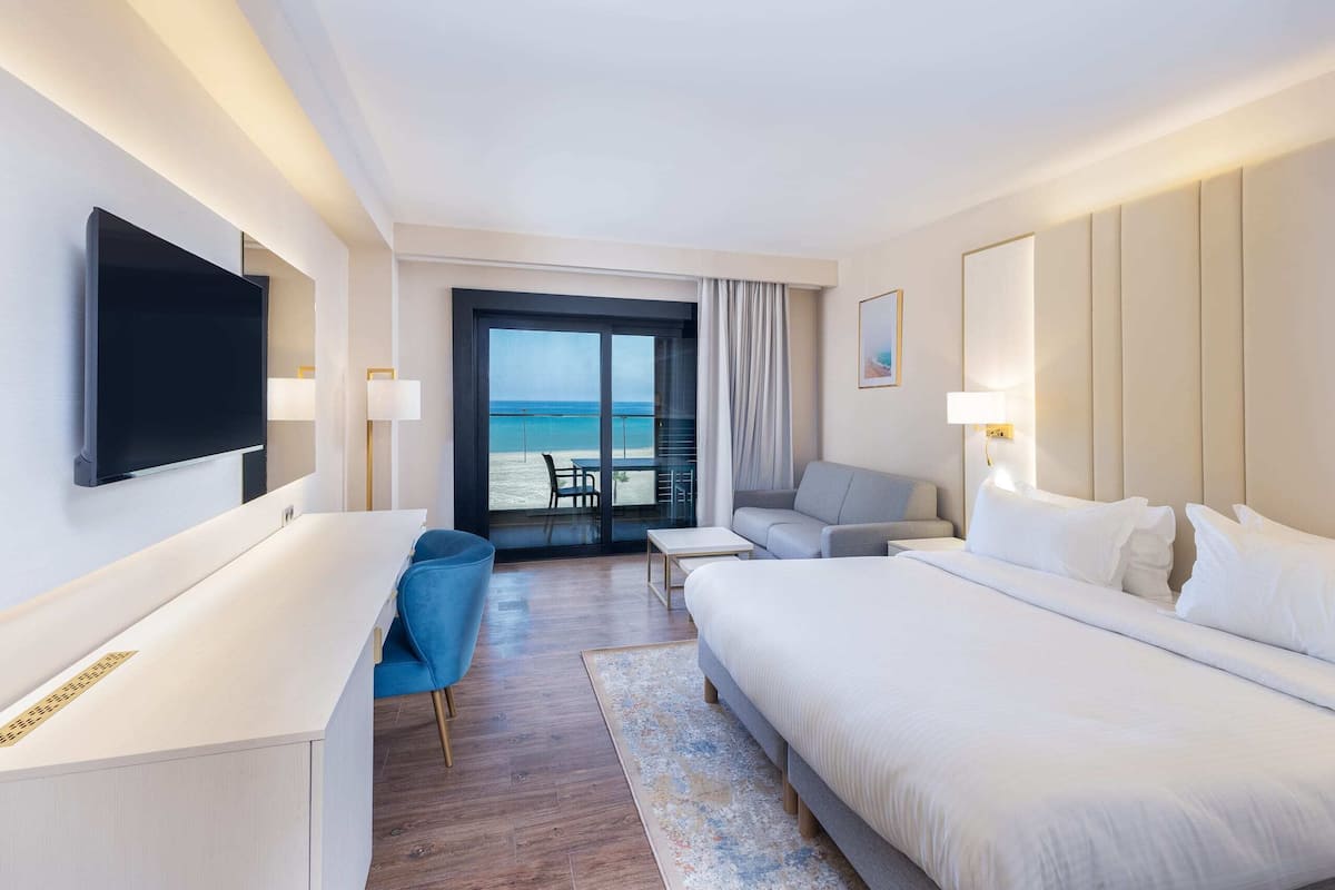 Habitación Confort, balcón, vista al mar | Ropa de cama hipoalergénica y artículos del minibar gratis