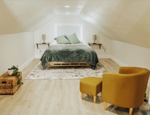 Tabla de planchar con plancha y ropa de cama 