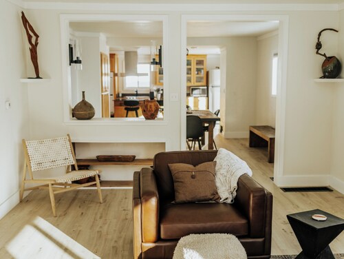 Luxury adventure hub, game room,fire pit, well-appointed kitchen, stunning view!