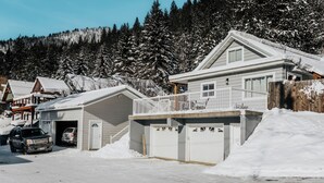 Ein Wohngebiet mit zwei Häusern, eines mit Balkon und Garage, das andere mit überdachter Auffahrt.
