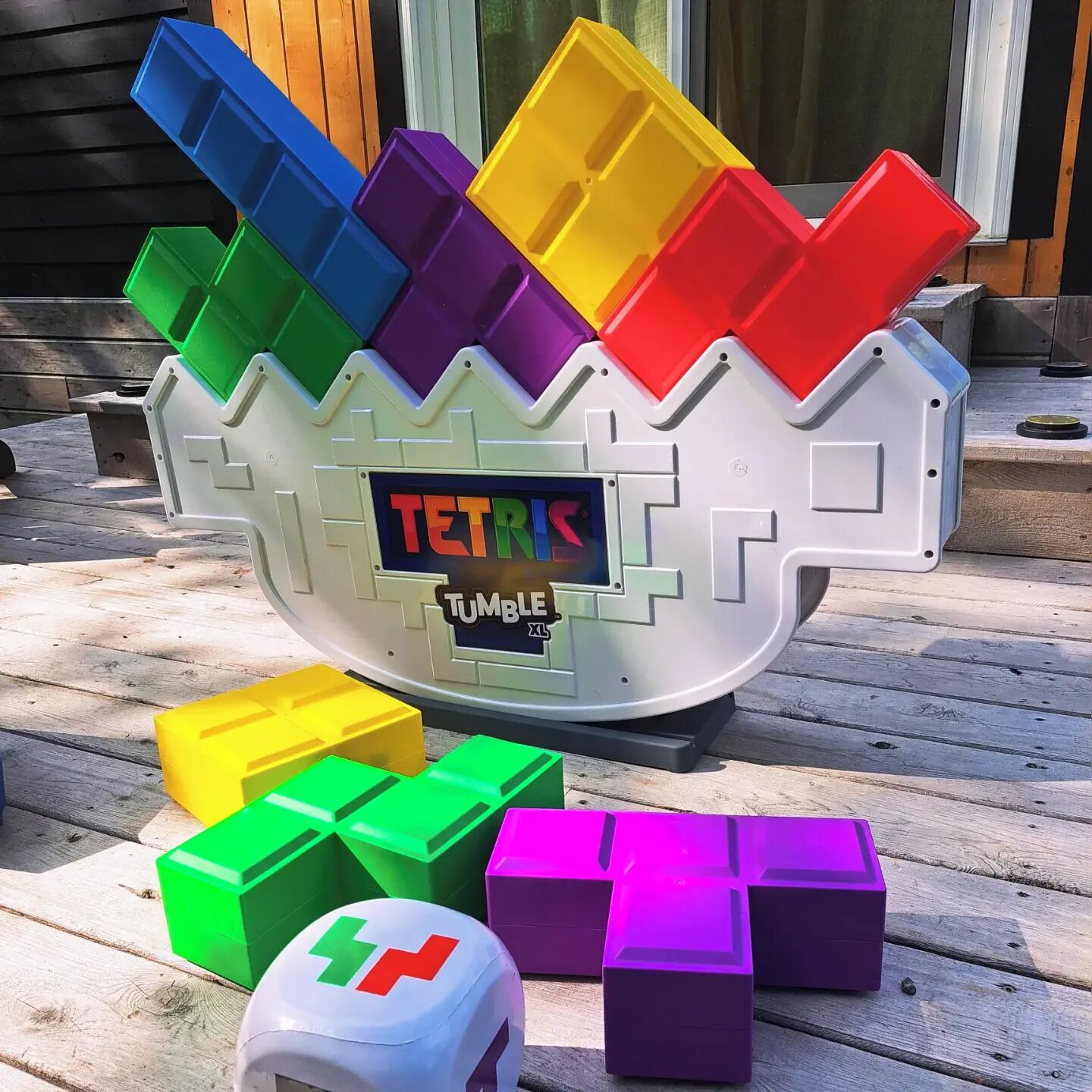 Ein Tetris-Spielbereich mit bunten Blöcken und dem Tetris-Logo an einer wei ßen Konstruktion.