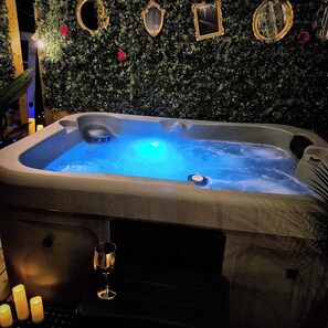 Indoor spa tub