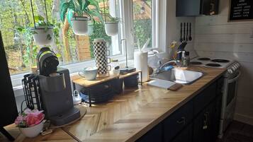 Coffee/tea maker, fridge, oven, stovetop