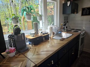 Kjøleskap, ovn, kokeplater og kaffetrakter/tekoker