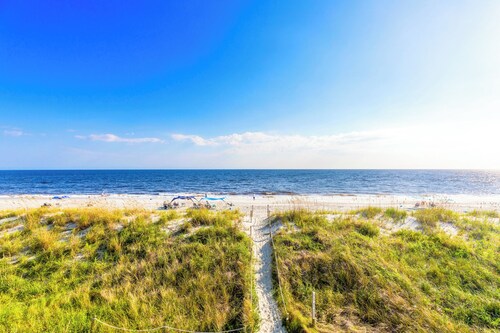 3 blocks to the Beach, Fishing Pier & over 12 restaurants - Spacious & Clean!
