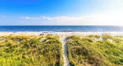 3 blocks to the Beach, Fishing Pier & over 12 restaurants - Spacious & Clean!