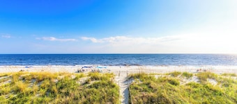 3 blocks to the Beach, Fishing Pier & over 12 restaurants - Spacious & Clean!