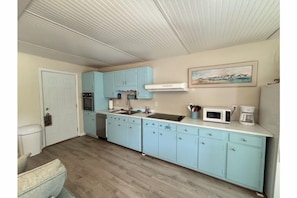 Private kitchen - 3 blocks to the Beach, Fishing Pier & over 12 restaurants - Spacious & Clean! (Oak Island)